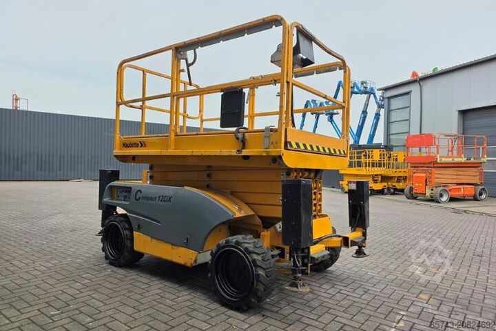 Elevador de tesoura Haulotte Compact 12DX Diesel, 4x4 Drive, 12m Working Height