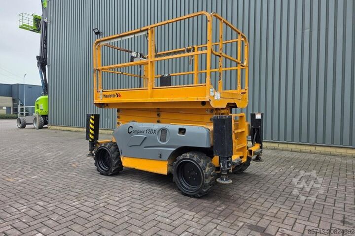 Elevador de tesoura Haulotte Compact 12DX Diesel, 4x4 Drive, 12m Working Height