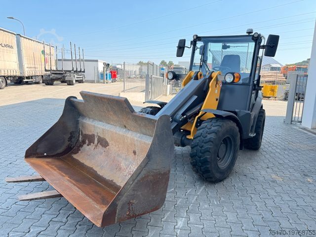 Radlader MECALAC AX850 / nur 671h / 11.2022 / Gabel / Schaufel