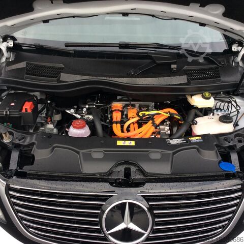 Kleinbus Mercedes-Benz EQV 300 lang (7 Sitzer) SpurW Sport Navi ACC LM