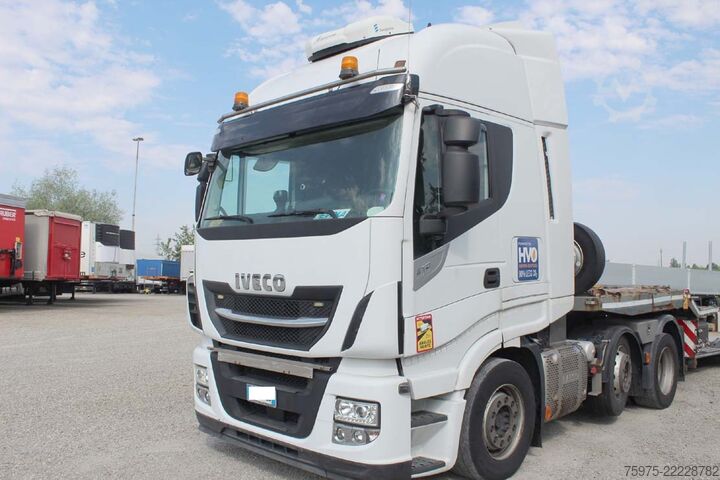 Tipper truck Iveco trattore stradale 3 assi ribassato