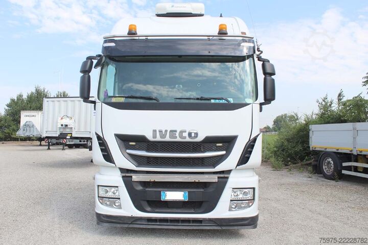 Tipper truck Iveco trattore stradale 3 assi ribassato