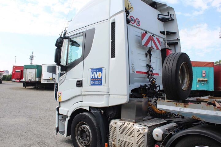Tipper truck Iveco trattore stradale 3 assi ribassato