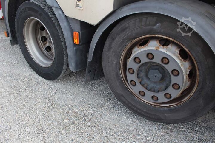 Tipper truck Iveco trattore stradale 3 assi ribassato