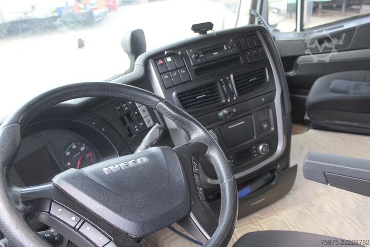 Tipper truck Iveco trattore stradale 3 assi ribassato