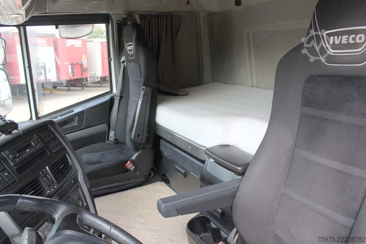Tipper truck Iveco trattore stradale 3 assi ribassato
