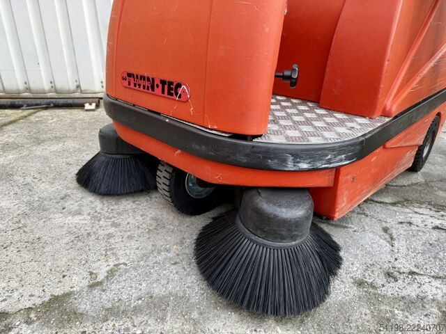 седалкова смукачка метачна машина Stolzenberg Twin Top TT 1100 / E Aufsitzkehrmaschine