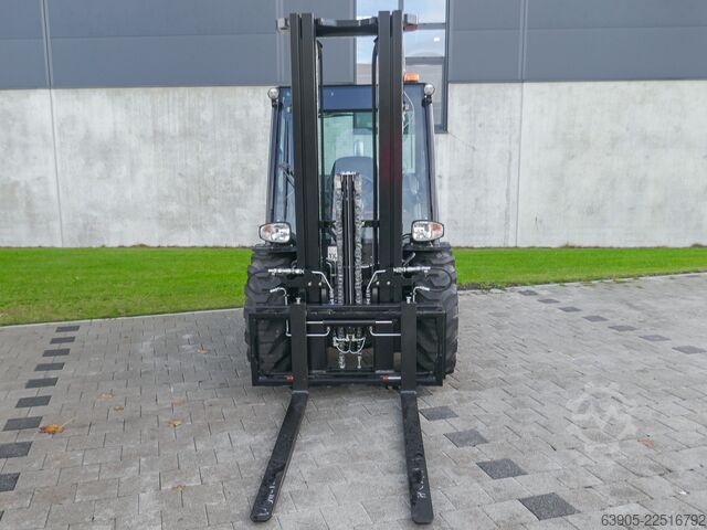 All-terrain forklift Manitou MC 30-4