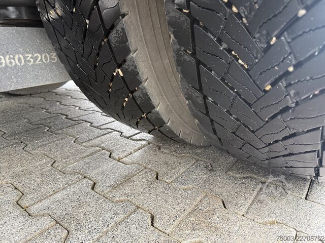 Xe tải thùng bạt sàn phẳng Mercedes-Benz Actros/ Antos 1827 L