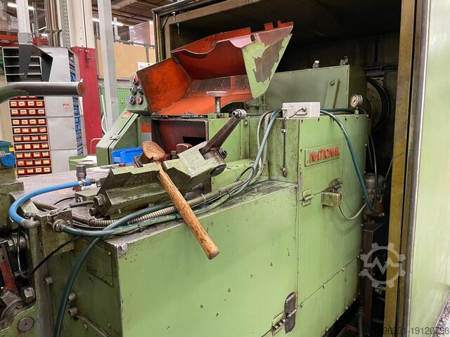 Máquina de fazer parafusos National Machinery M68