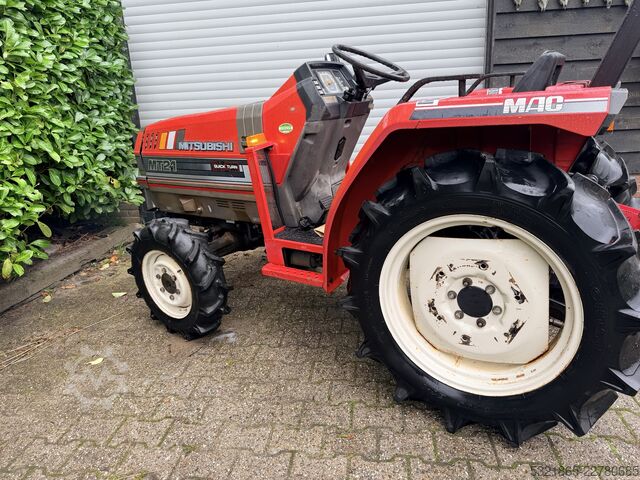 Traktor kompak Mitsubishi Mt 21