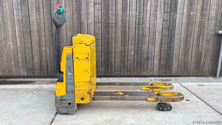 شاحنة يدوية لنقل المنصات وشاحنة مضخة Jungheinrich EJE 116