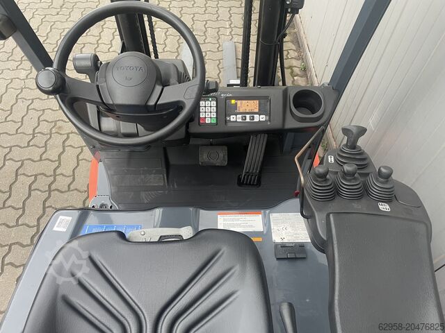 Elektro 3 Rad-Stapler Toyota 8FBET15 | AKKU NEU