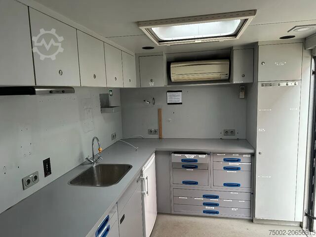 Scania P230 TOP: multifunct. ruimte met airco (camper?), 22kVA generator, hydr. steunpoten, beloopba Scania P230 TOP: multifunct. ruimte met airco (camper?...