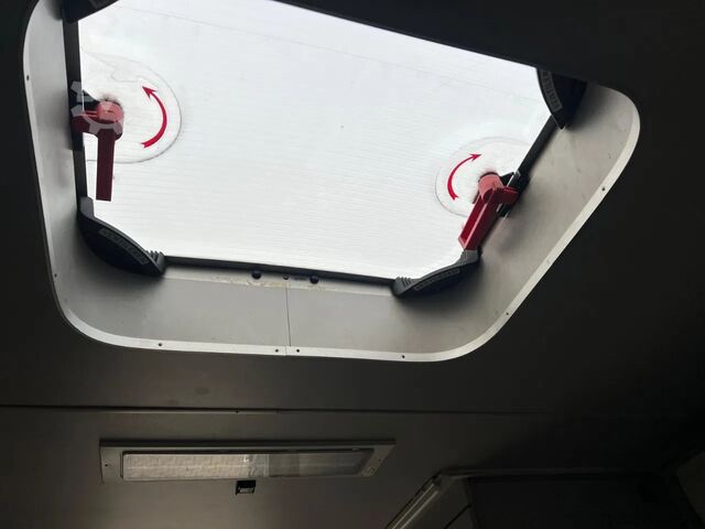 Scania P230 TOP: multifunct. ruimte met airco (camper?), 22kVA generator, hydr. steunpoten, beloopba Scania P230 TOP: multifunct. ruimte met airco (camper?...