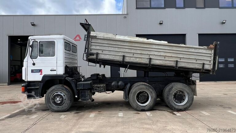 3-Seiten-Kipper MAN 33.302 (MANUAL PUMP / POMPE MANUELLE / 6 CYLIND...