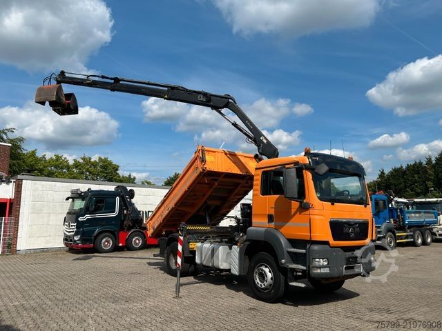 Trīspusējs kravas pašizgāzējs MAN 18.320 3Skipper mit HIAB 111 Kran + Greifer