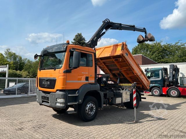 Trīspusējs kravas pašizgāzējs MAN 18.320 3Skipper mit HIAB 111 Kran + Greifer