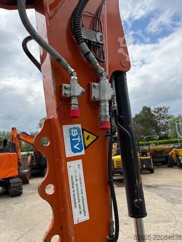 Mini ekskavator Hitachi ZX 65 USB-6