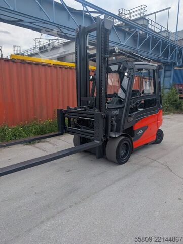 Elektrisk firehjulsgaffeltruck Linde E 45-600 // 2555 Std. // 3. & 4. Ventil // Seitens
