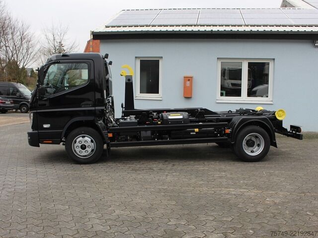 Kamion s kipom s pomičnim kontejnerom Fuso Canter FUSO 9C18  City Abrollkipper Hooklift Black Edition