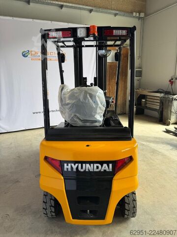 Ashensor elektrik me 4 rrota Hyundai 20B-9