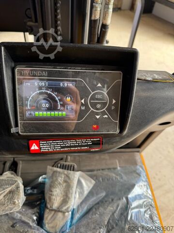 Ashensor elektrik me 4 rrota Hyundai 20B-9
