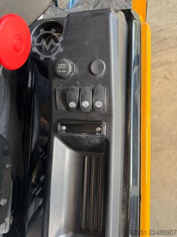 Ashensor elektrik me 4 rrota Hyundai 20B-9