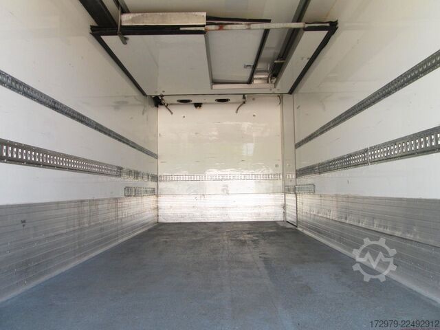 Ledusskapja kravas automašīna MERCEDES-BENZ Atego 1021*2xCarrier Kühlkoffer 5.72m*LBW*