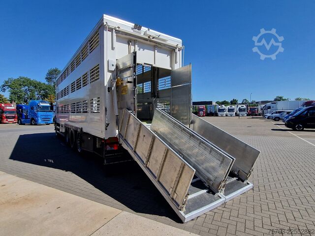 Transport de bétail Scania P400 8x4*4 - 2/3 deck livestock Guiton 29.78M2 ...
