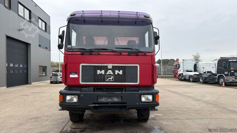 Tipper 3 côtés MAN 26.372 (MANUAL PUMP / STEEL SUSP. / 6 CYLINDER ...