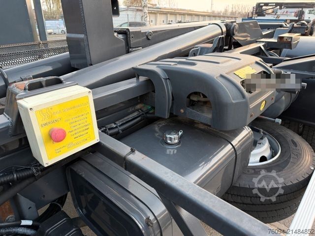 덤프 트럭 DAF CF 75.250 Abrollkipper KRAN FUNK