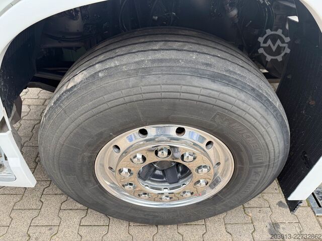 Standart çekici ünitesi VOLVO 650 6x4 EURO 6 Sattelzugmaschine