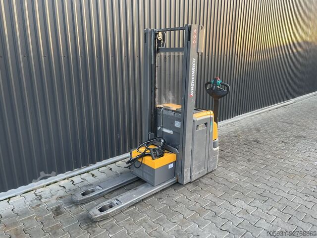 Người xếp hàng cho người đi bộ Jungheinrich EJC216z