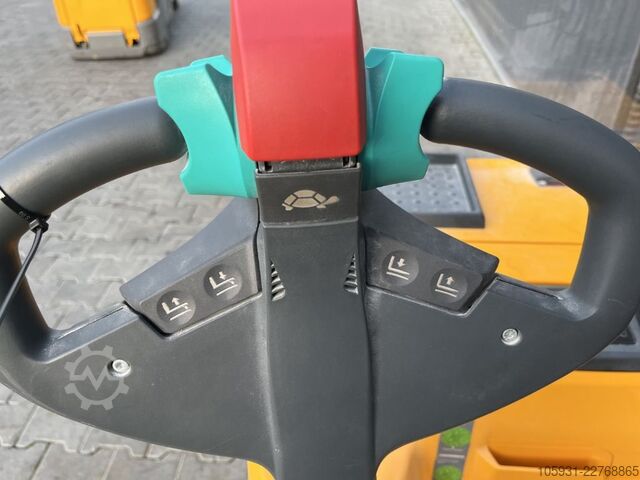 Người xếp hàng cho người đi bộ Jungheinrich EJC216z