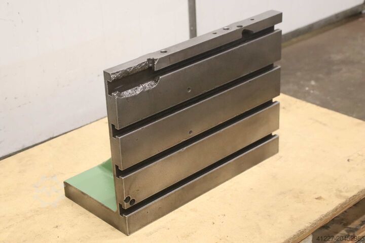 Kątownik mocujący z rowkami T Guss 535/250/H400 mm