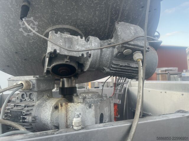 Automātiskā vairāku galvu vāciņu uzlikšanas iekārta Robak AZR -08