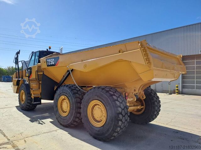 Kaatokuorma-auto CAT 725C2