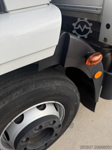 Truck with flatbed and tarpaulin cover Iveco 140E280