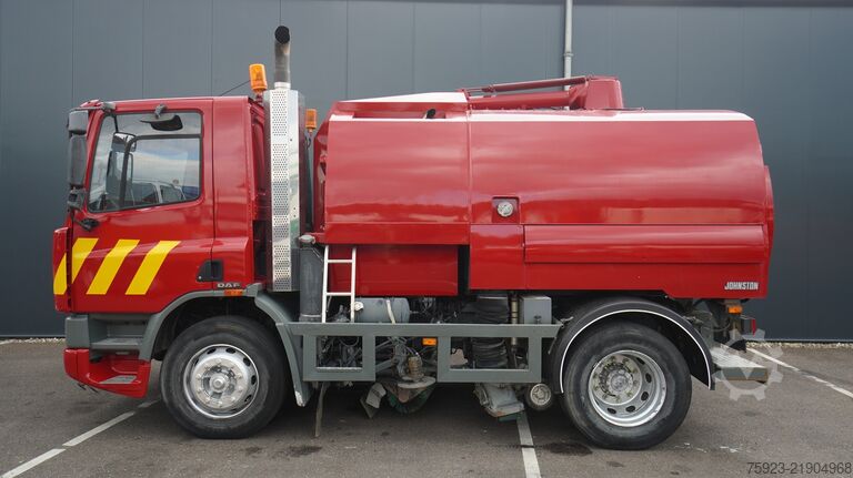 Varredora de rua DAF 65.180 ATI right-hand drive street sweeper truck