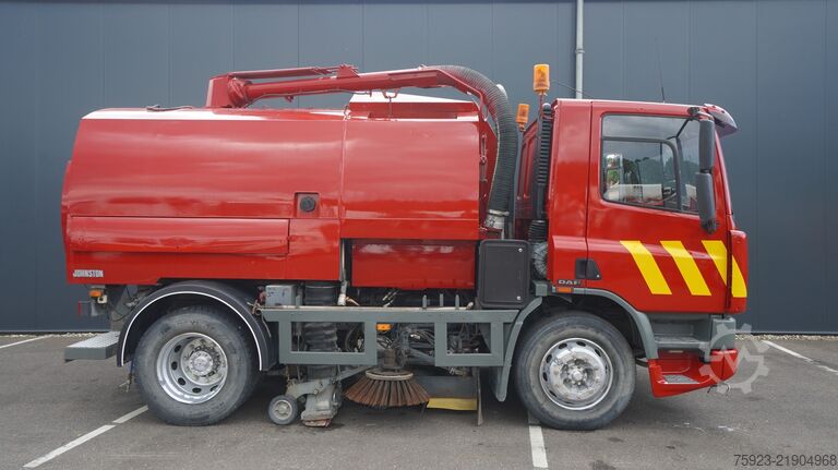 Varredora de rua DAF 65.180 ATI right-hand drive street sweeper truck