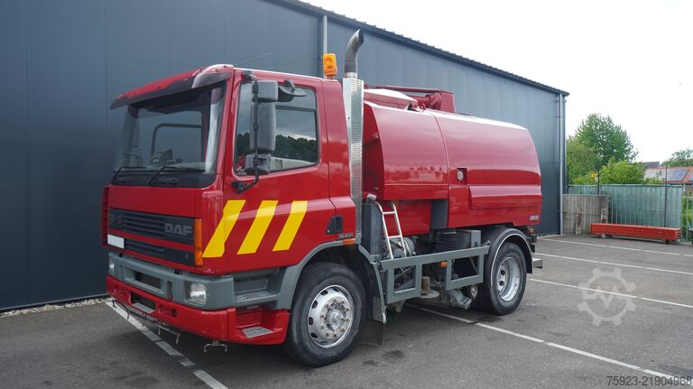 Varredora de rua DAF 65.180 ATI right-hand drive street sweeper truck