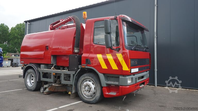 Varredora de rua DAF 65.180 ATI right-hand drive street sweeper truck