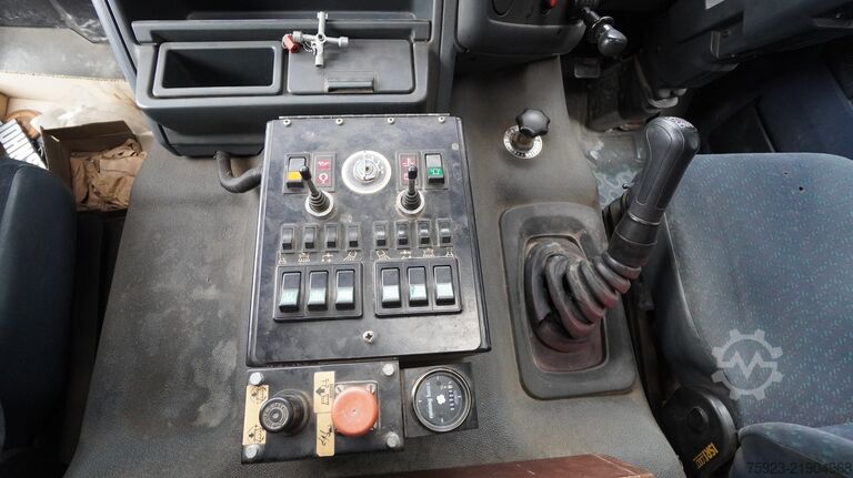 Varredora de rua DAF 65.180 ATI right-hand drive street sweeper truck