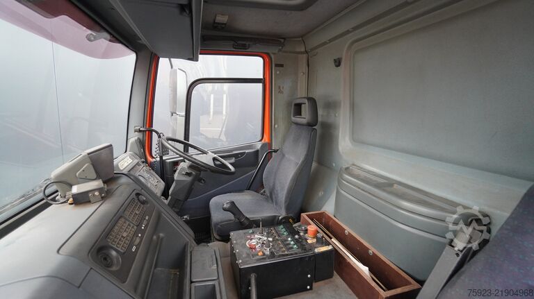 Varredora de rua DAF 65.180 ATI right-hand drive street sweeper truck