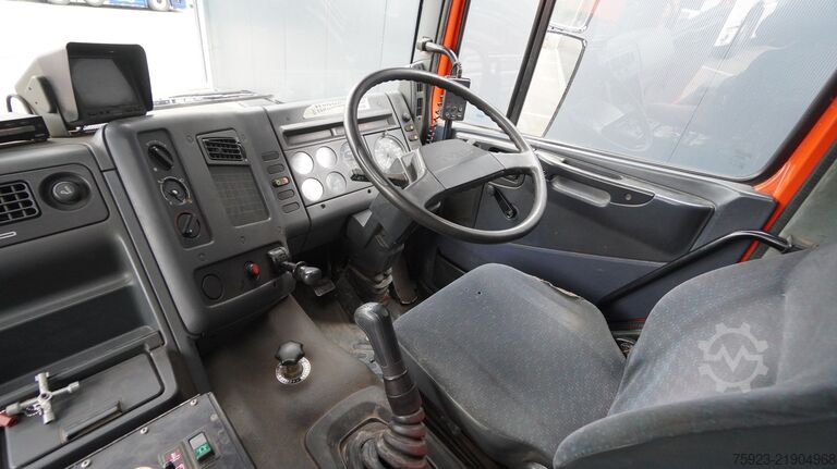 Varredora de rua DAF 65.180 ATI right-hand drive street sweeper truck
