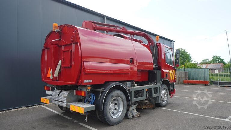 Varredora de rua DAF 65.180 ATI right-hand drive street sweeper truck