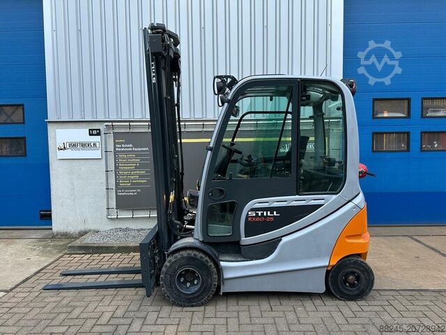 Elektrischer Triplex-Gabelstapler Still RX60-25 mit wenigen Betriebsstunden STILL RX60-25