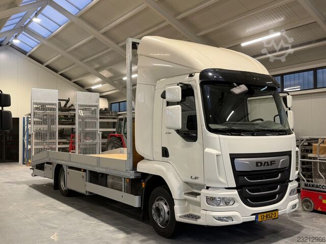DAF LF 230 LF 230.12 EURO6. 2022. KAMION TRANSPORTUES me platformë me rampë ngarkimi hidraulike DAF LF 230 LF 230.12 EURO6.  2022.  OPRIJWAGEN met ...