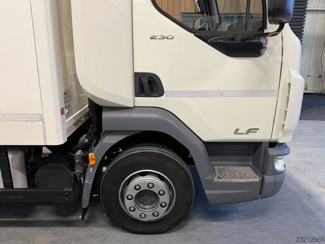 DAF LF 230 LF 230.12 EURO6. 2022. KAMION TRANSPORTUES me platformë me rampë ngarkimi hidraulike DAF LF 230 LF 230.12 EURO6.  2022.  OPRIJWAGEN met ...